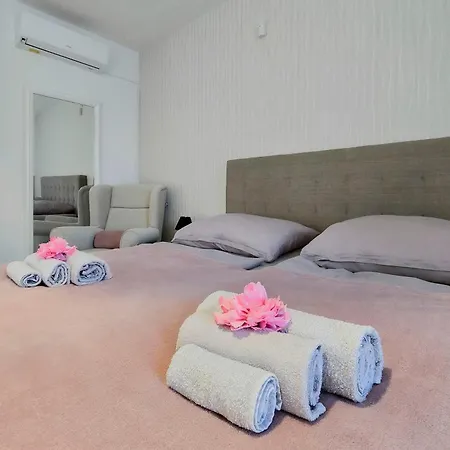 Apartment Medencepart *
